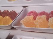 Una foto de gomitas de naranja