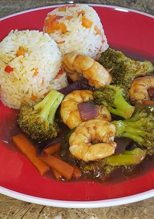 Una foto de Brócoli y langostinos en soja