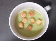 Una foto de gazpacho aguacate