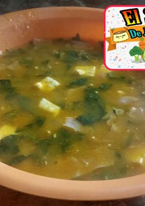 Una foto de Sopa de Espinacas, queso y jamón