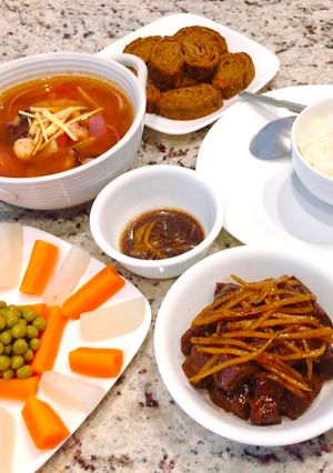 Hình của món Canh Bạch Tuộc Cà Chua Nấu Gừng - Thịt Bò Kho Gừng (bữa cơm gia đình).