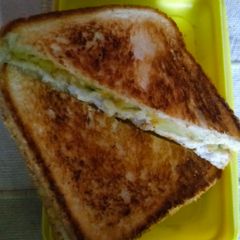 A picture of Aloo toast.