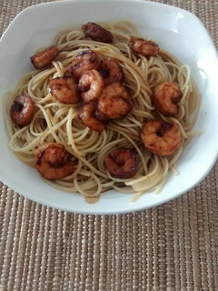 Una foto de Pasta en salsa de soya y camarones 