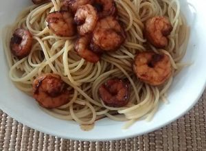 Una foto de Pasta en salsa de soya y camarones 