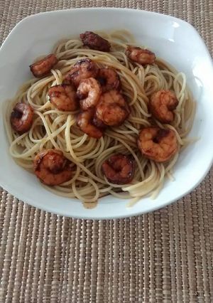 Una foto de Pasta en salsa de soya y camarones 