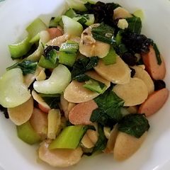 A picture of Sauted Brown Rice Cake with Bok Choy and sausages 青菜炒年糕.