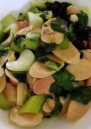 A picture of Sauted Brown Rice Cake with Bok Choy and sausages 青菜炒年糕.