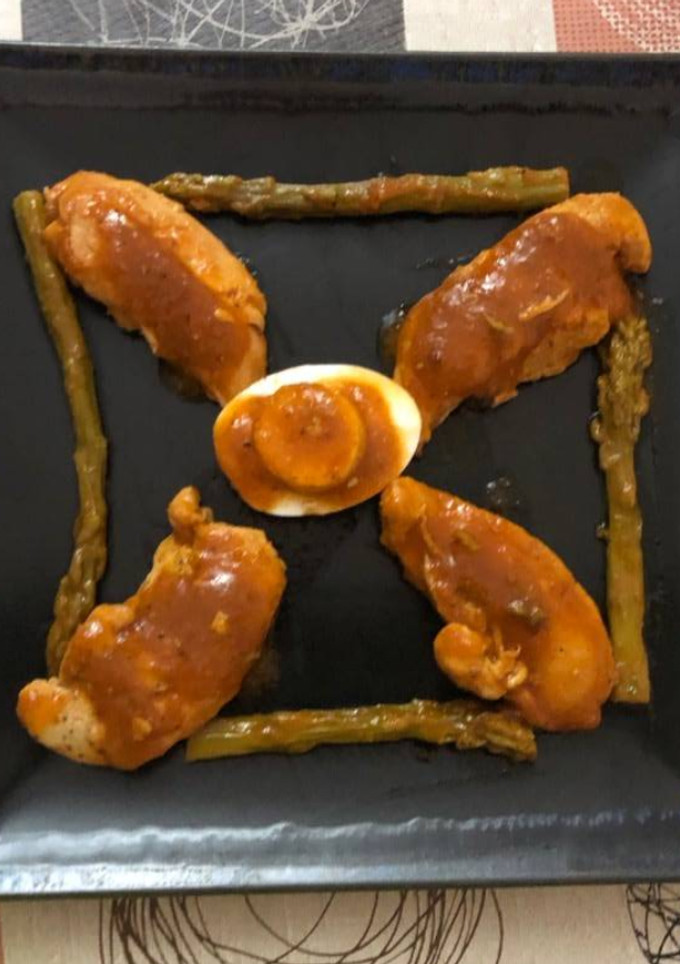 Una foto de Solomillo de pollo con salsa al curry, espárragos trigueros y huevo cocido