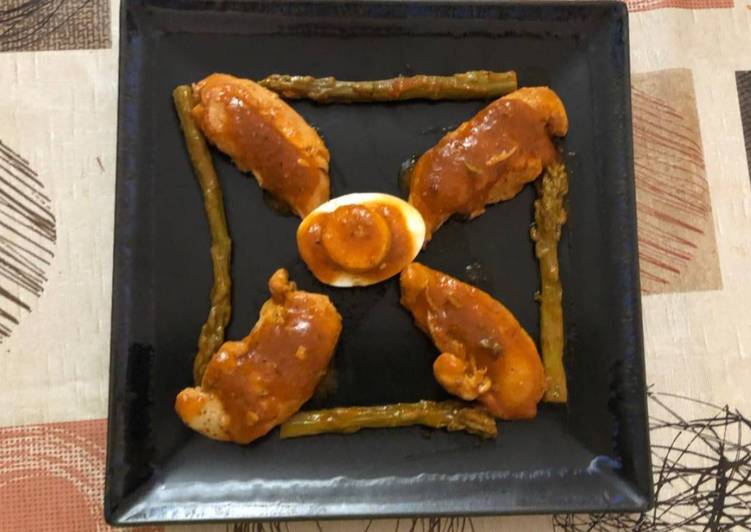 Solomillo de pollo con salsa al curry, espárragos trigueros y huevo cocido