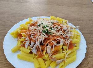 Foto principal de Pasta Penne con Salsa Pomodoro y Pollo
