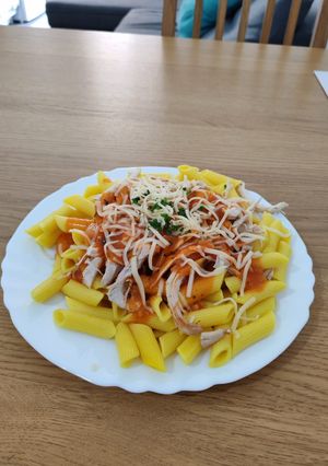 Una foto de Pasta Penne con Salsa Pomodoro y Pollo