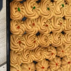 A picture of 3 ingredients biscuits.
