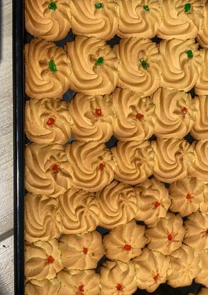 A picture of 3 ingredients biscuits.