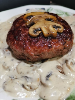 Una foto de Burger de buey en salsa de champiñones a los 3 quesos #keto