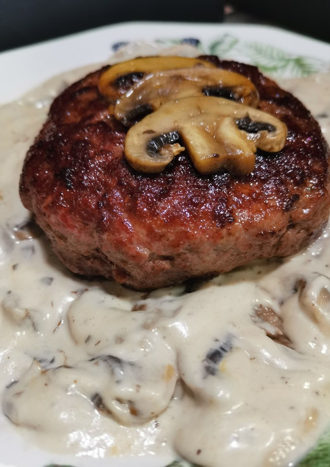 Una foto de Burger de buey en salsa de champiñones a los 3 quesos #keto