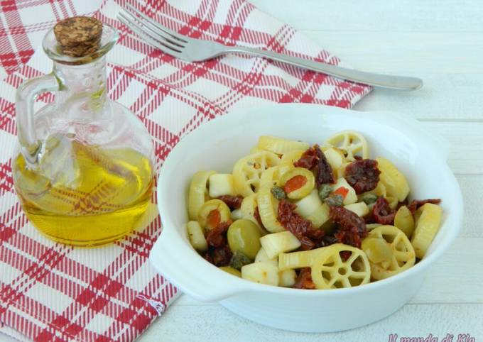 Pasta fredda con pomodori secchi e capperi