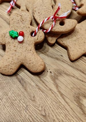Una foto de Galletas de jengibre y canela para Navidad
