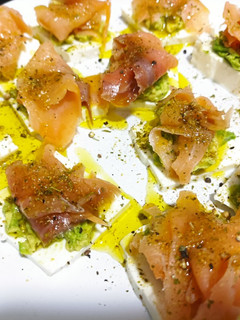 Una foto de Minibocaditos de salmón, queso fresco y aguacate