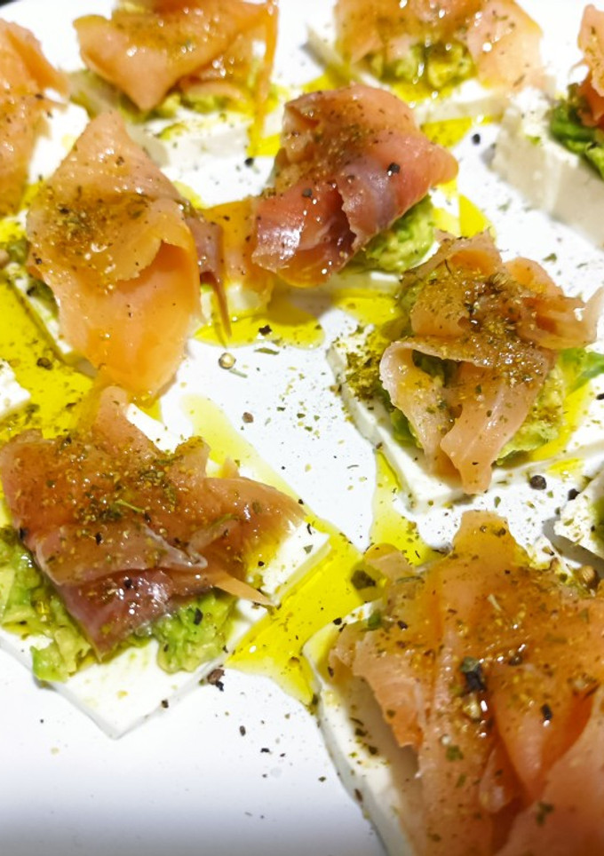 Una foto de Minibocaditos de salmón, queso fresco y aguacate