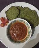 Chips de brócoli con salsa de tomate cherry