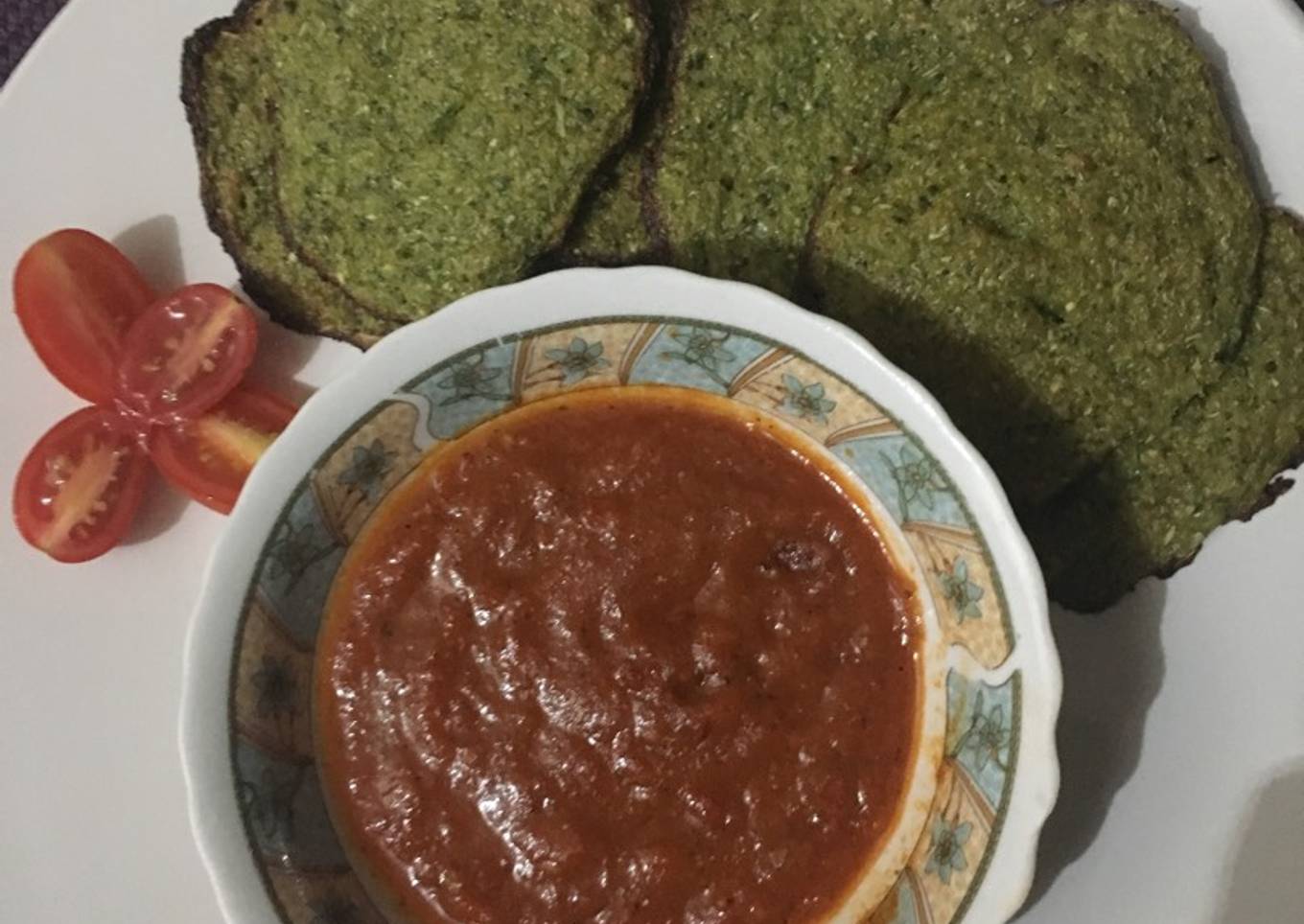 Chips de brócoli con salsa de tomate cherry