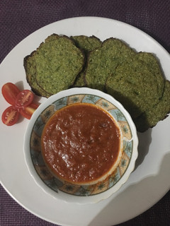 Una foto de Chips de brócoli con salsa de tomate cherry
