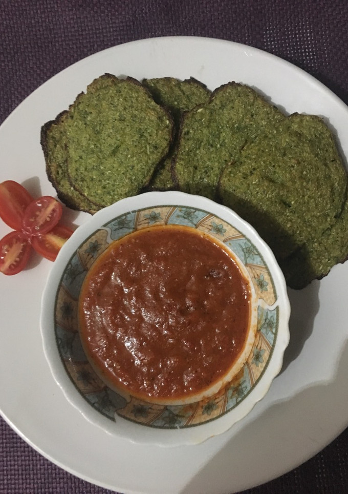 Una foto de Chips de brócoli con salsa de tomate cherry