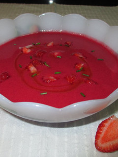 Una foto de Gazpacho de remolacha cocida con fresas-veggie