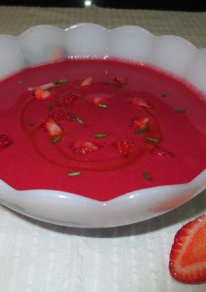 Foto principal de Gazpacho de remolacha cocida con fresas-veggie