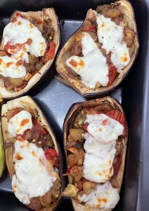 Una foto de Berenjenas rellenas de tomate y cebolla!