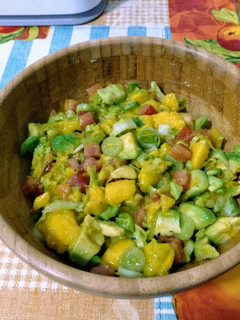 Una foto de Deliciosa ensalada tropical con toque mediterráneo