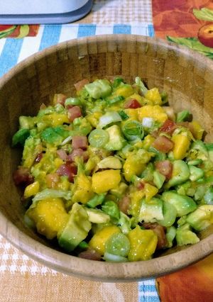 Foto principal de Deliciosa ensalada tropical con toque mediterráneo