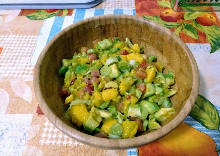 Deliciosa ensalada tropical con toque mediterráneo