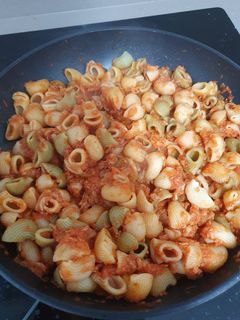 Una foto de Pasta de verduras con atún