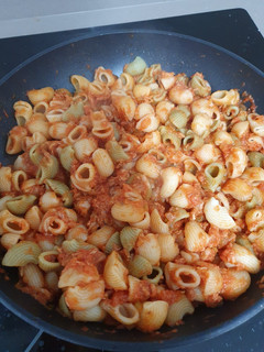 Una foto de Pasta de verduras con atún