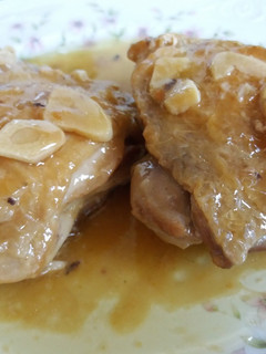 Una foto de Contramuslos de pollo al ajillo