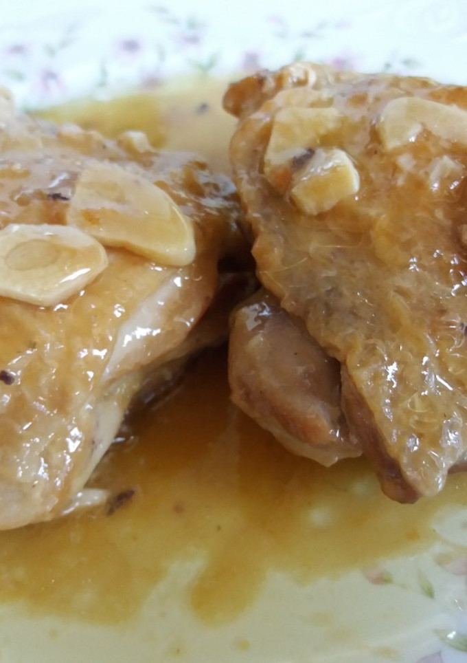 Una foto de Contramuslos de pollo al ajillo