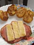 Chuletas de Sajonia con queso Brie y patatas especiadas