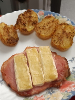 Una foto de Chuletas de Sajonia con queso Brie y patatas especiadas