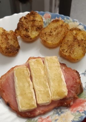 Una foto de Chuletas de Sajonia con queso Brie y patatas especiadas