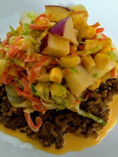 Una foto de Ensalada dulce de vegetales y frutas sobre arroz de café!