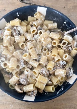 Une photo de Rigatoni à la feta rôtie et champignons