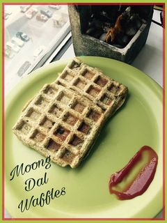 मूंग दाल वफ़ल (Moong dal waffle recipe in Hindi) रेसिपी मुख्य फोटो