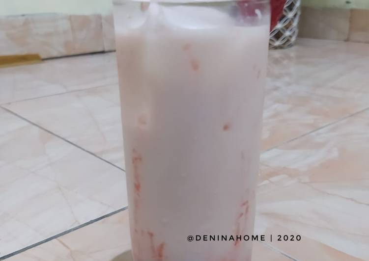 Langkah Mudah untuk Menyiapkan Indonesian strawberry milk, Lezat Sekali