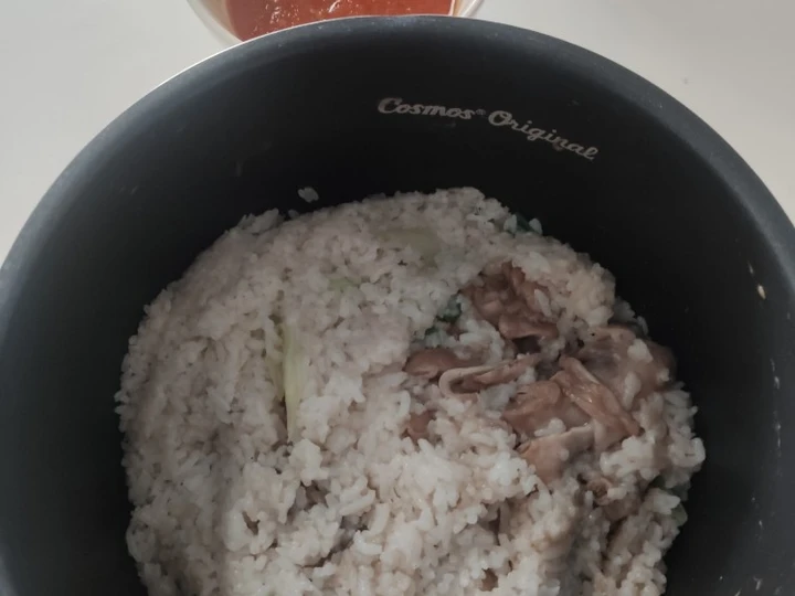 Langkah Mudah untuk Menyiapkan Resep Nasi Ayam Ricecooker + sambal hainan yang Uenak Anti Ribet, Bikin Ngiler