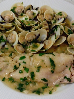 Una foto de Pijotón de Cádiz con almejas en salsa verde