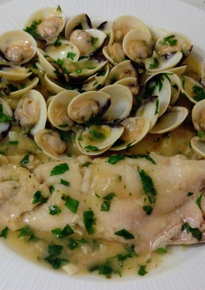 Una foto de Pijotón de Cádiz con almejas en salsa verde