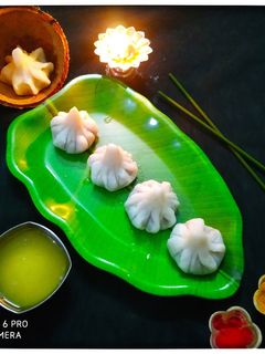 उकडीचे मोदक (ukadiche modak recipe in marathi) रेसिपी चे मुख्य फोटो