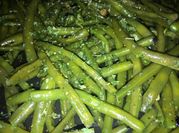 Une photo de haricots verts frais