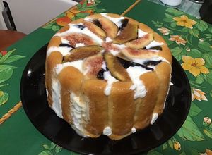 Une photo de Charlotte aux figues, brousse et fromage blanc